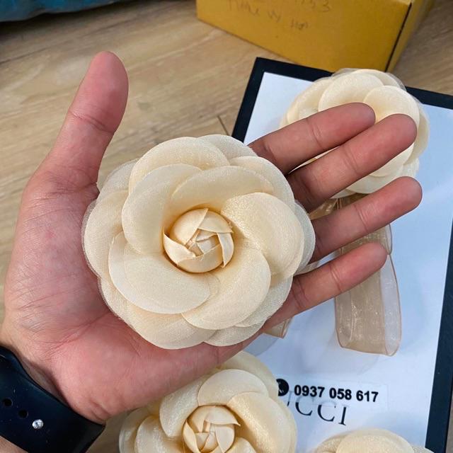 Nơ và bông cài áo