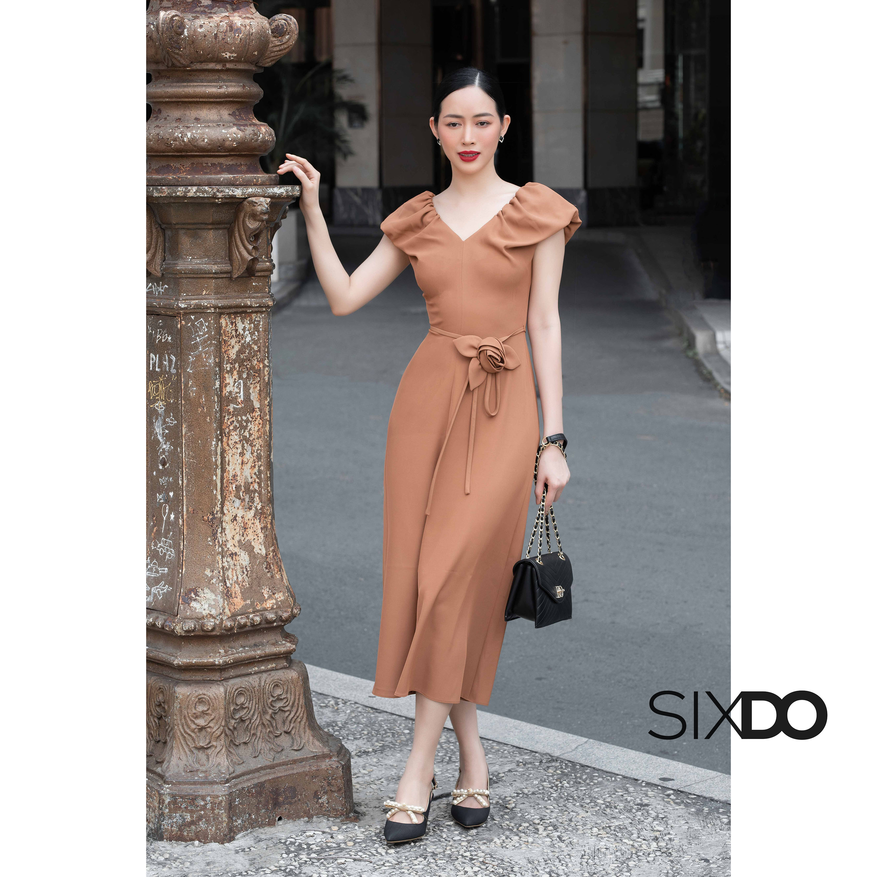 Đầm lụa nâu cổ v tay phồng sixdo
