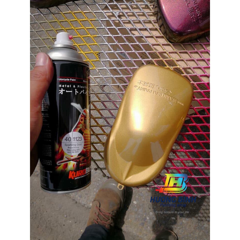Sơn xịt Samurai màu Vàng Lấp Lánh - 1123 (cần sử dụng cùng nền màu Bạc mới lên được màu chuẩn và đẹp)