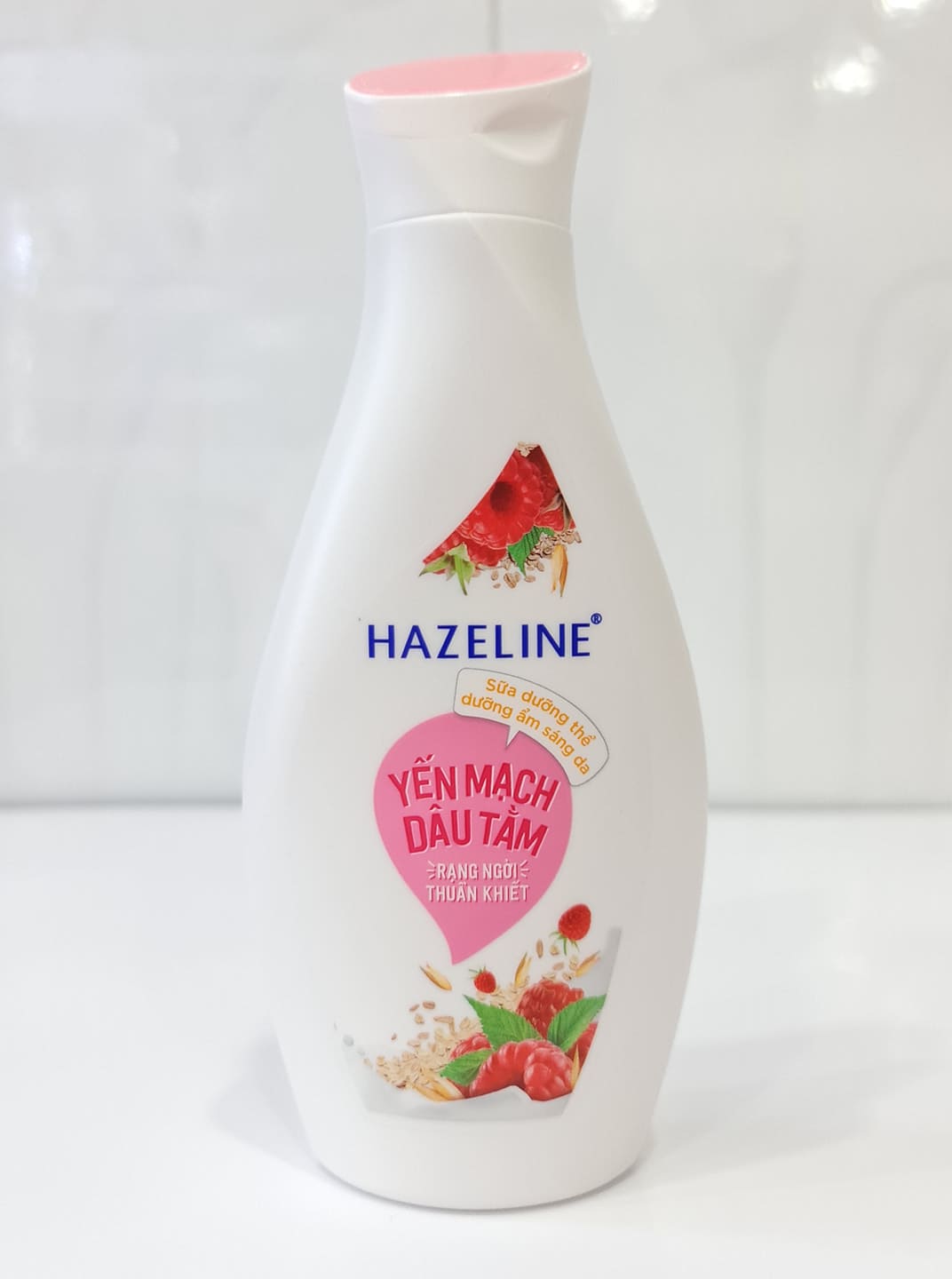 Sữa Dưỡng Thể HAZELINE Sáng Da Mềm Mịn 230ml
