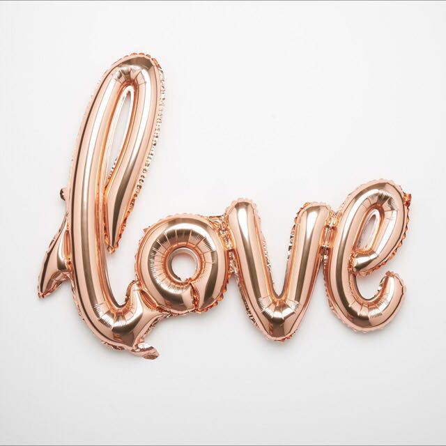 Tiem me Thuy - Bóng trang trí chữ love liền