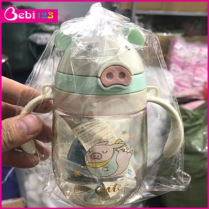 Bình Nước Tay Cầm Hình Chú Vịt Con Và Heo Con Đáng Yêu Có Dây Đeo Tiện Lợi Cho Bé Yêu