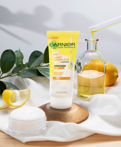 Sữa Rửa Mặt Dạng Bọt Garnier Light Complete Speed Brightening Whip Foam 100ml
