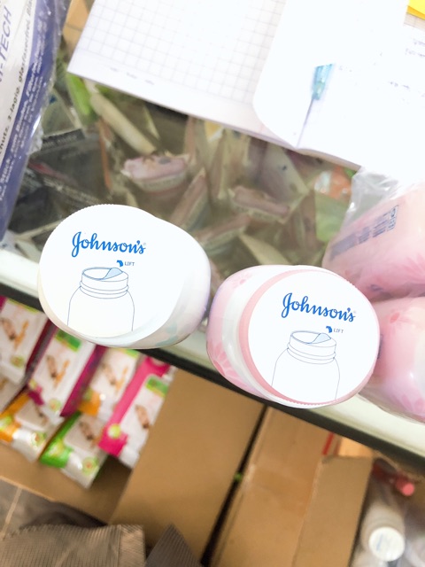 Phấn thơm Johnson's Baby Powder Blossom chai 200g