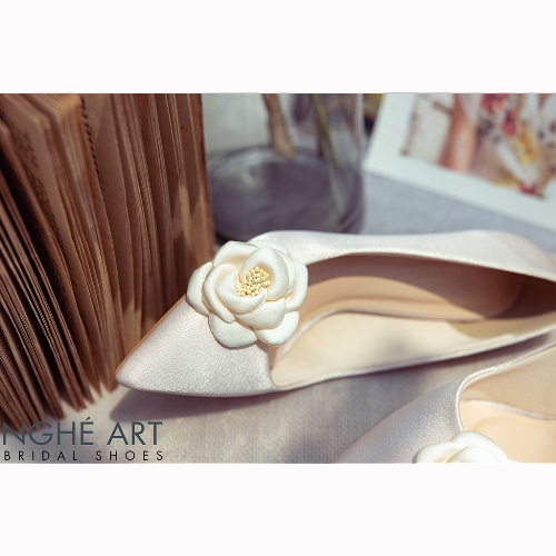 Giày cưới Nghé Art satin nude đính hoa lụa 334