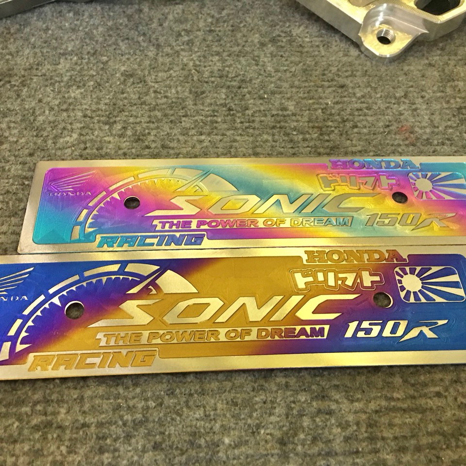 Bảng tên titan chữ sonic