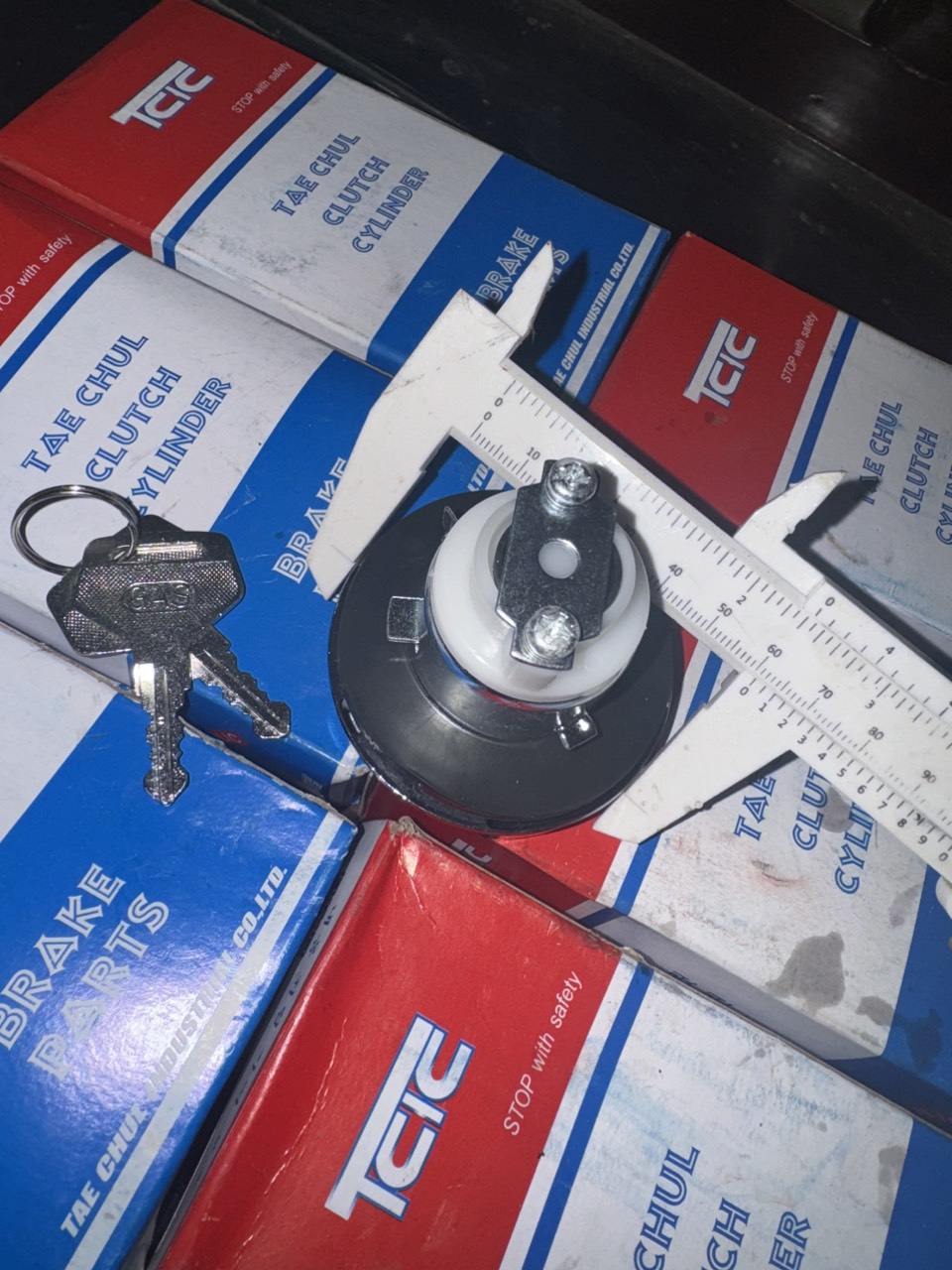Nắp thùng dầu xe hino 300