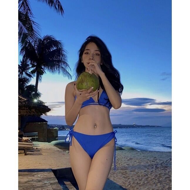 Bikini basic màu xanh coban sang chảnh.