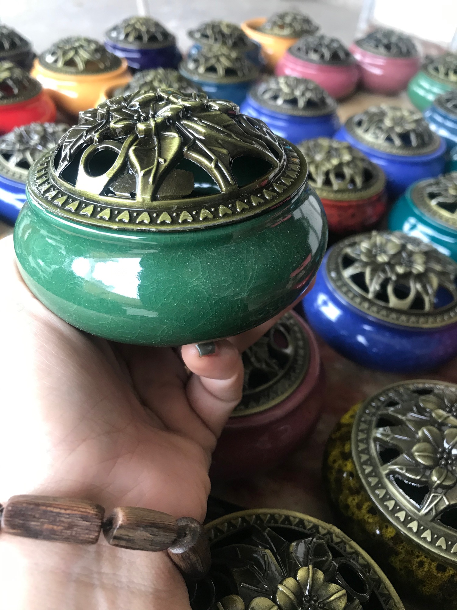 Lư sứ cao cấp xông trầm nắp kim loại