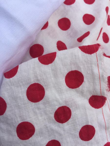 Vải linen bột đã wash chấm bi đỏ đô 1cm nền trắng kem!