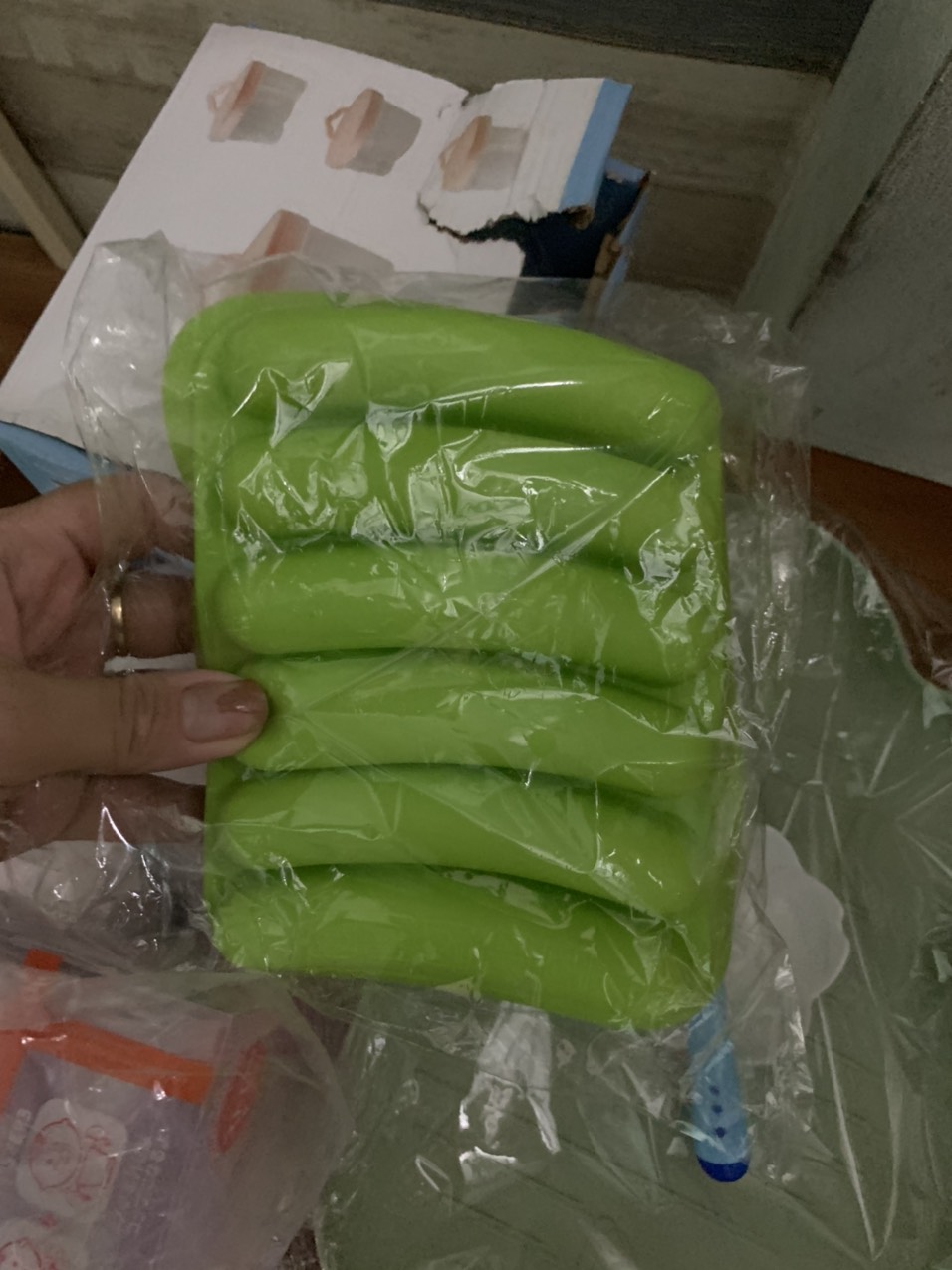 Khuôn làm xúc xích ăn dặm cho bé
