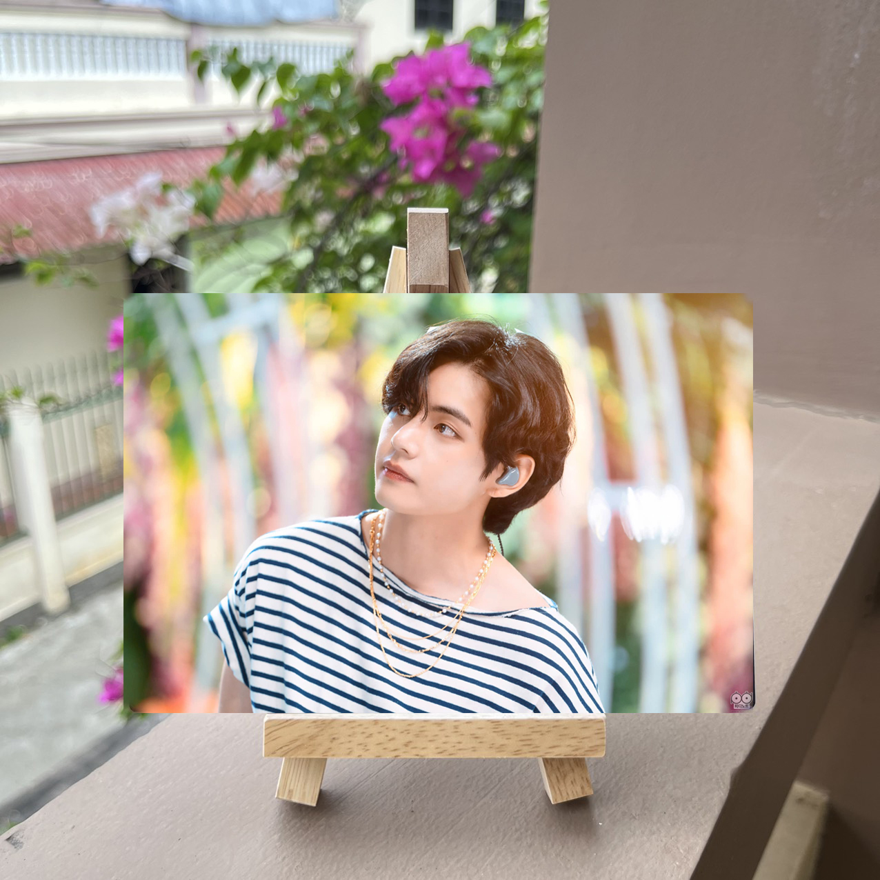 Khung ảnh BTS ( tặng kèm kệ gỗ)