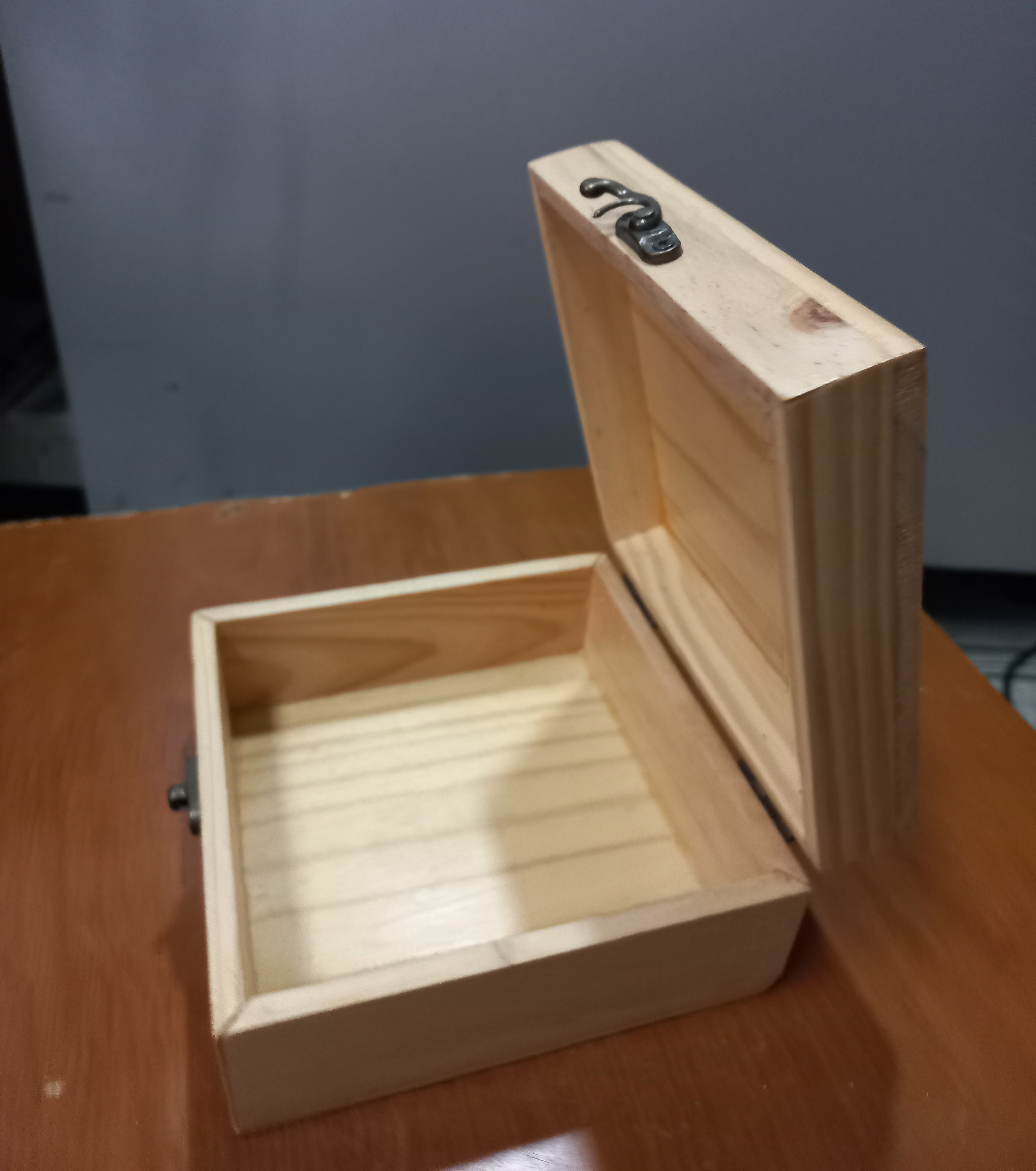 Hộp gỗ vuông đựng đồ linh tinh.