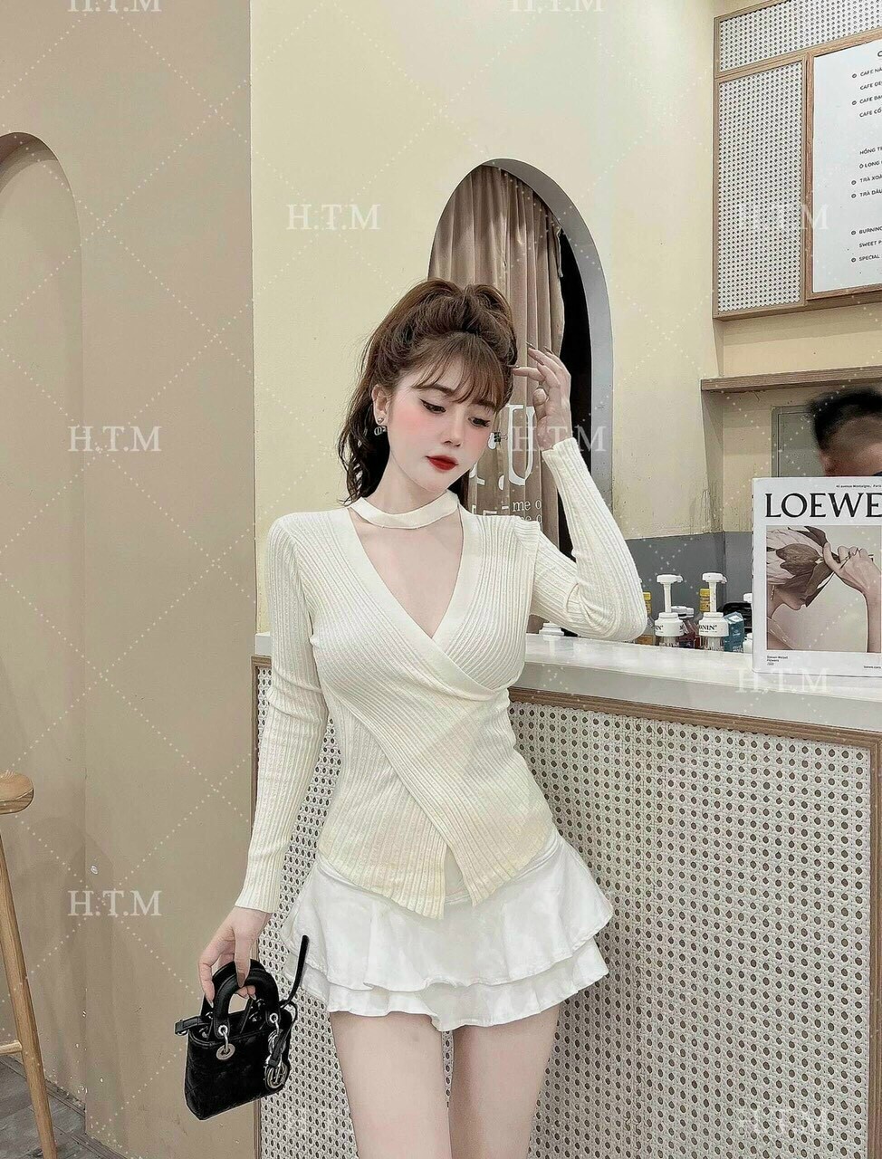 Áo len vạt chéo trước phối cổ vòng độc đáo