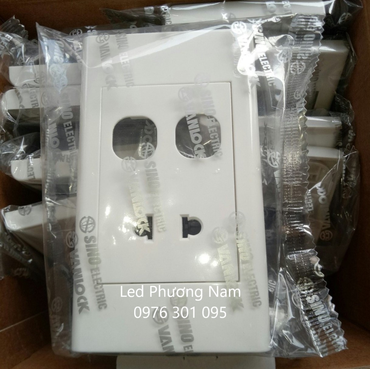[Sino] Mặt 1 Ổ Cắm 2 Chấu + 2 Công Tắc - Đèn Led Thiên Vân