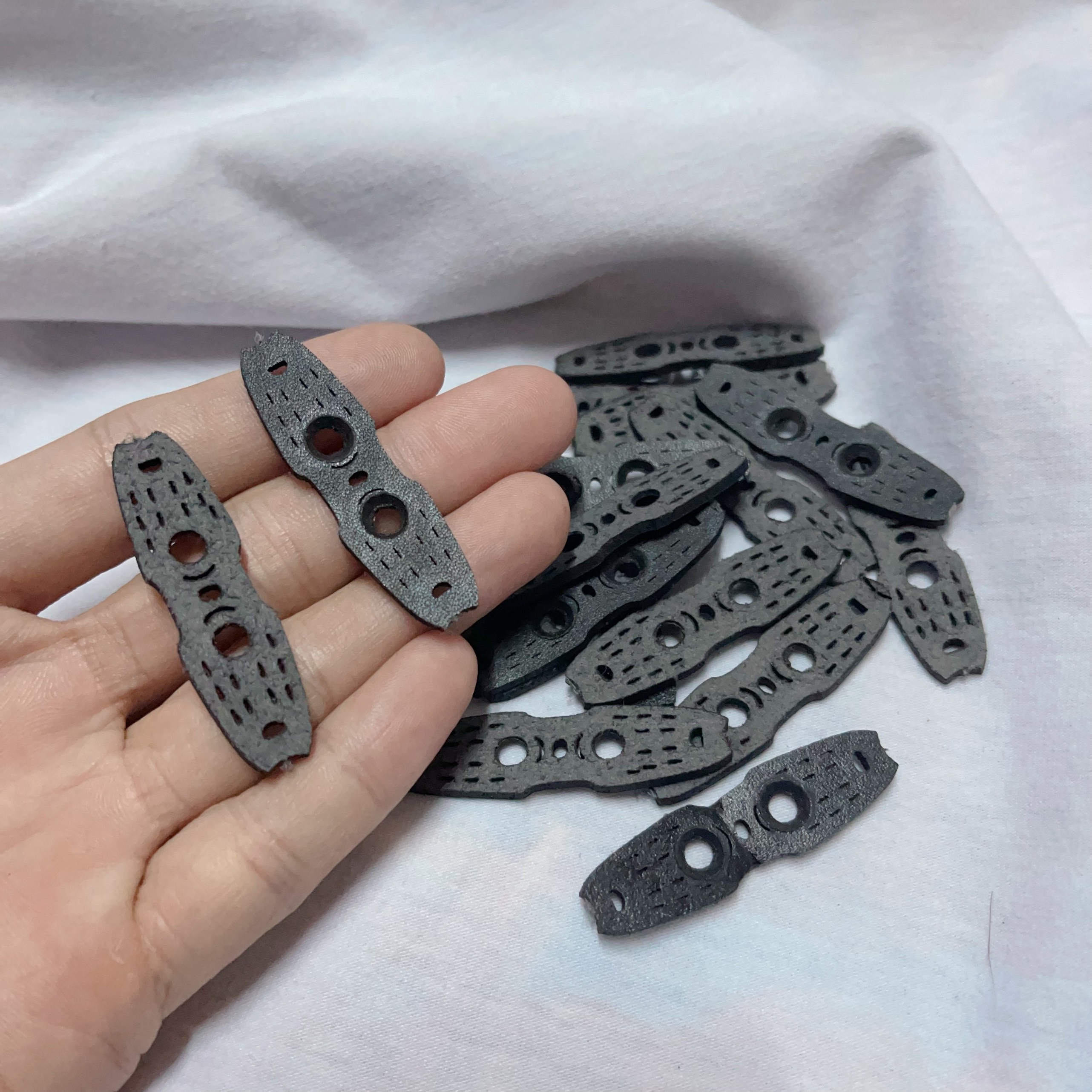 10 Miếng Da GZK Màu Đen 3 Lỗ Bi 6-7-8