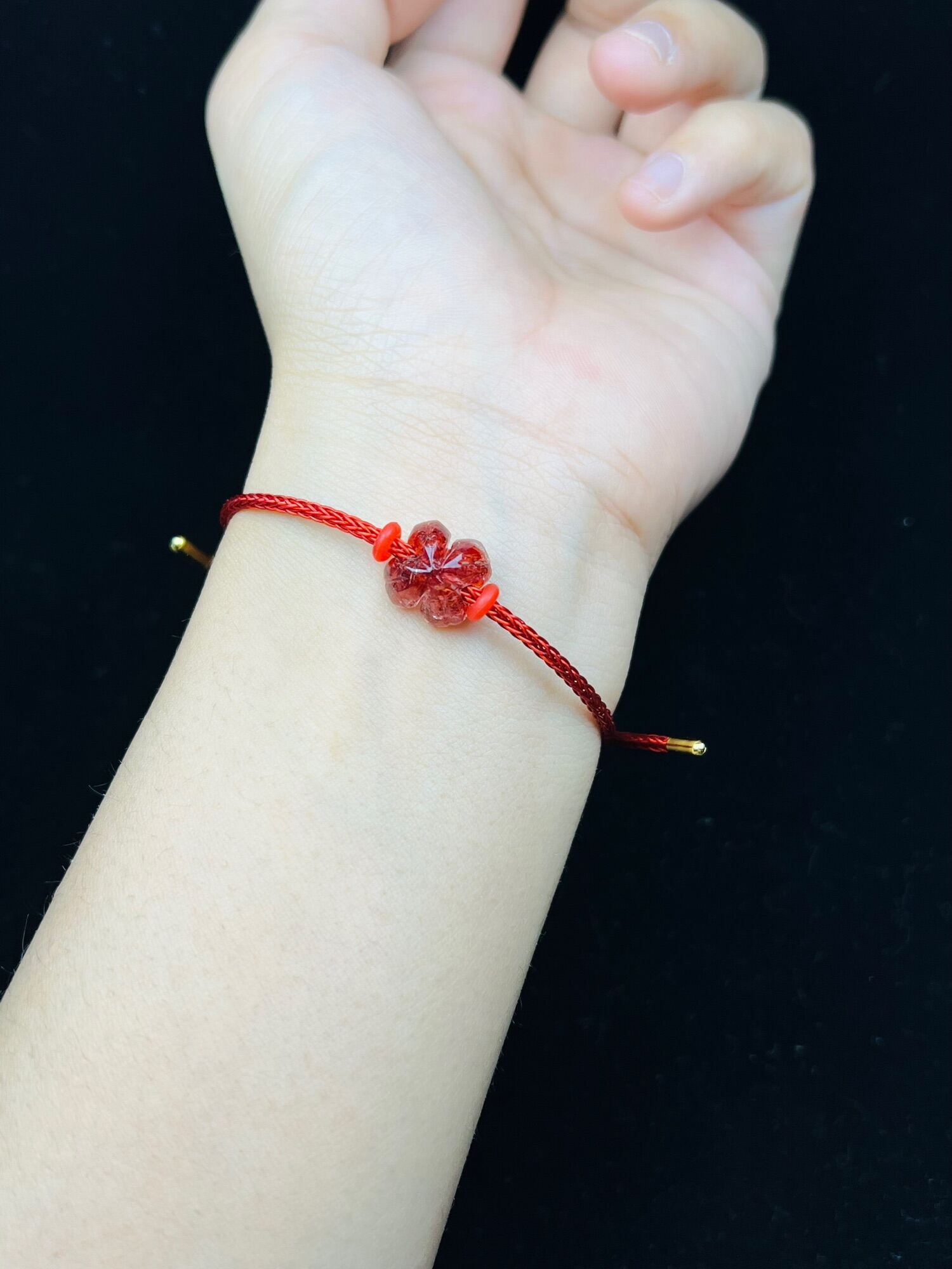 Vòng tay cỏ 4 lá thạch anh tóc đỏ VIP chốt khoá titan vĩnh cửu , đủ hoá đơn, phiếu bảo hành sản phẩm