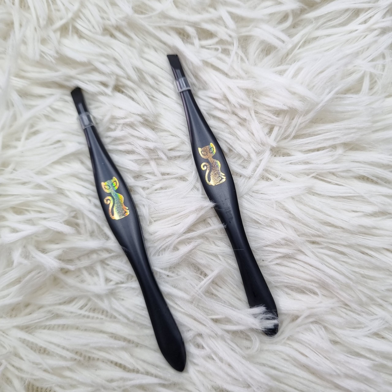 NHÍP MÈO ĐEN NHỔ LÔNG MÀY