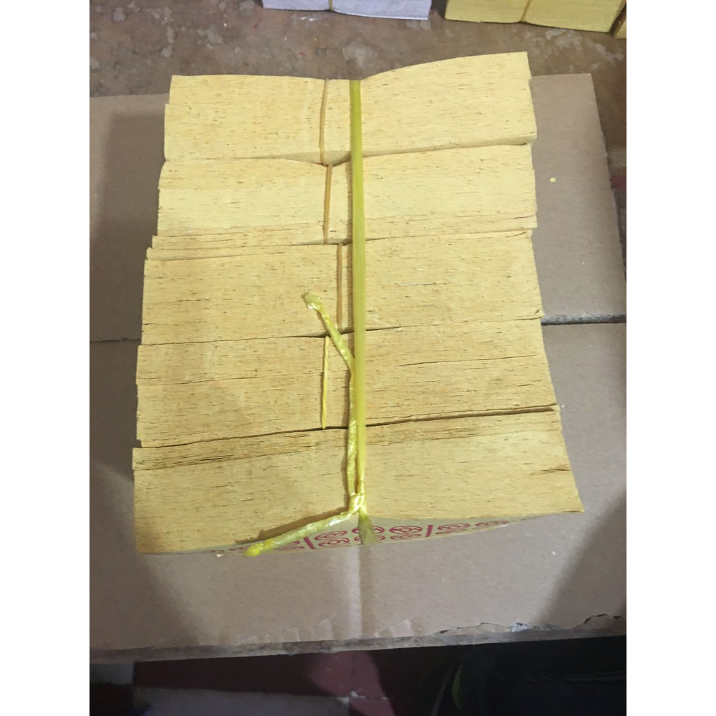 Một Xấp Giấy Vàng ( Đồng Xu Vàng ) Trong Thờ cúng