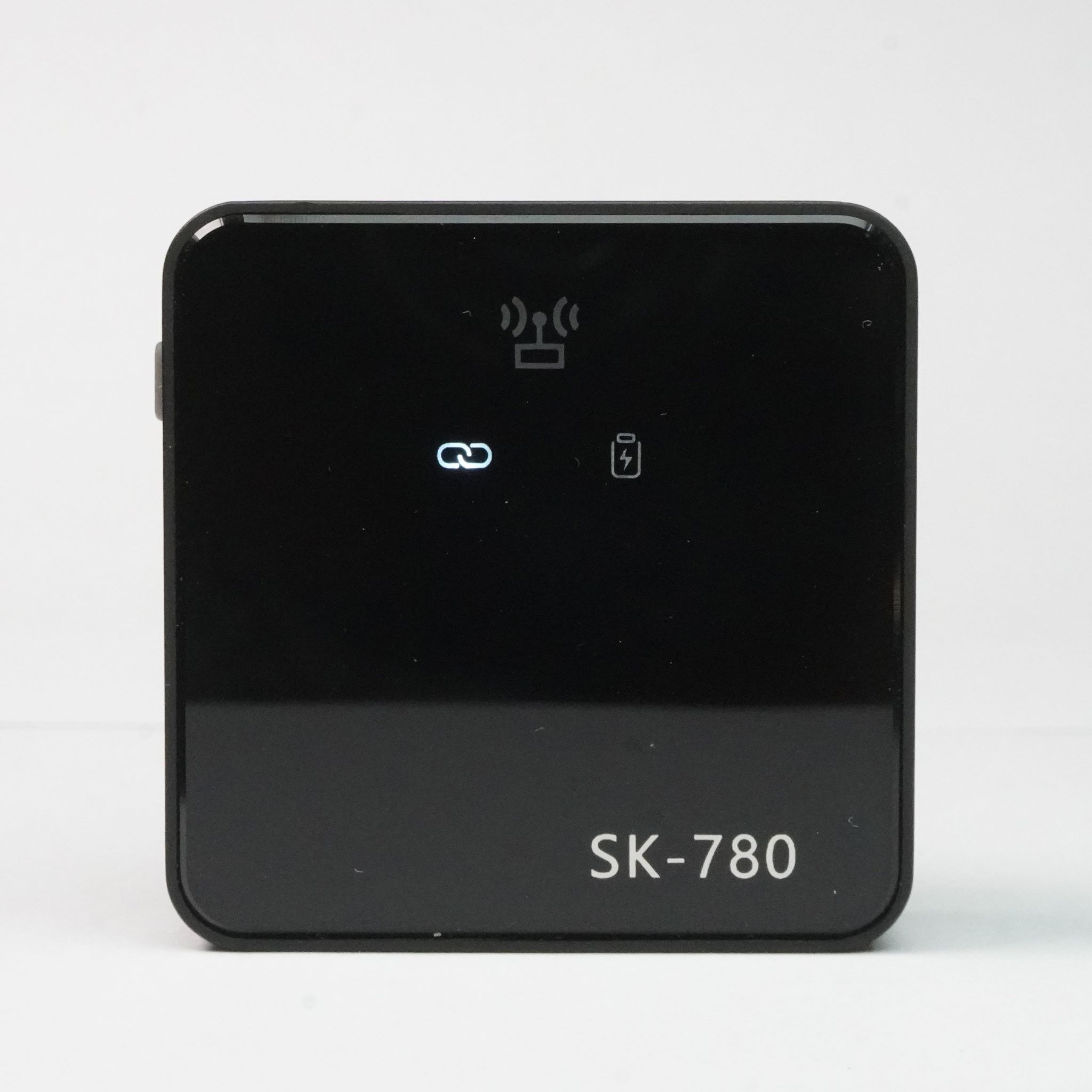 Micro Cài Áo Thu Âm làm Vlogs  Wireless SK780 - Mic thu âm không dây kết hợp Sound Card - Lấy nhạc qua bluetooth 5.0 - Có echo hát livestream cực hay - Trang bị cổng cắm tai nghe kiểm âm - Micro dành cho điện thoại, máy ảnh, máy quay, DSLR