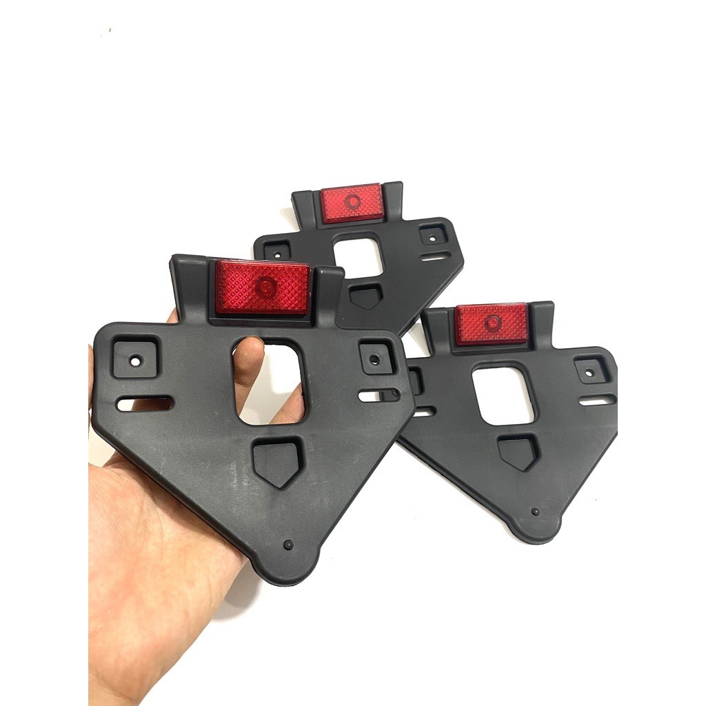 Pát biển tam giác phản quang gắn biển số xe máy