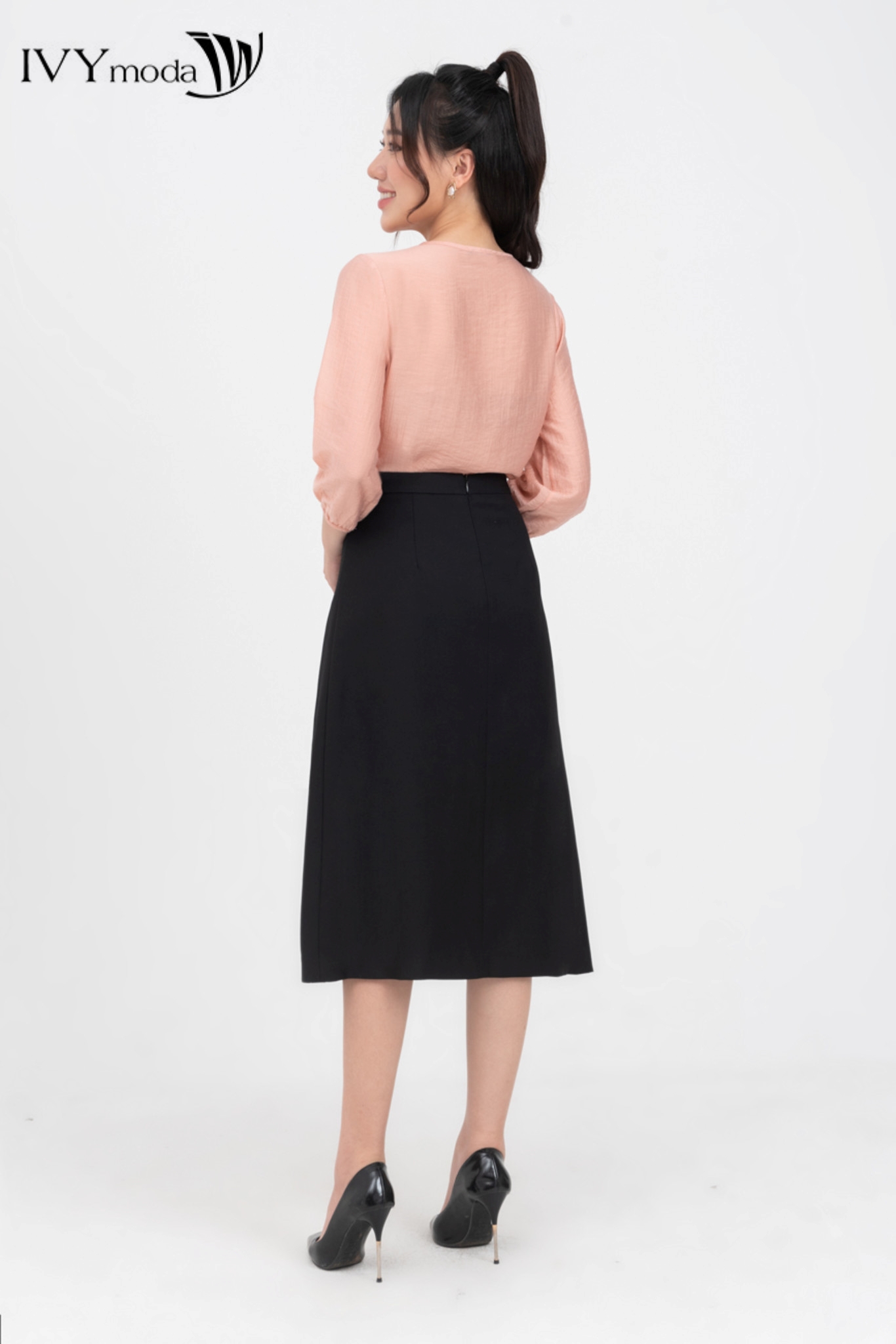 Áo kiểu cổ V phối khuy IVY moda MS 17M8246
