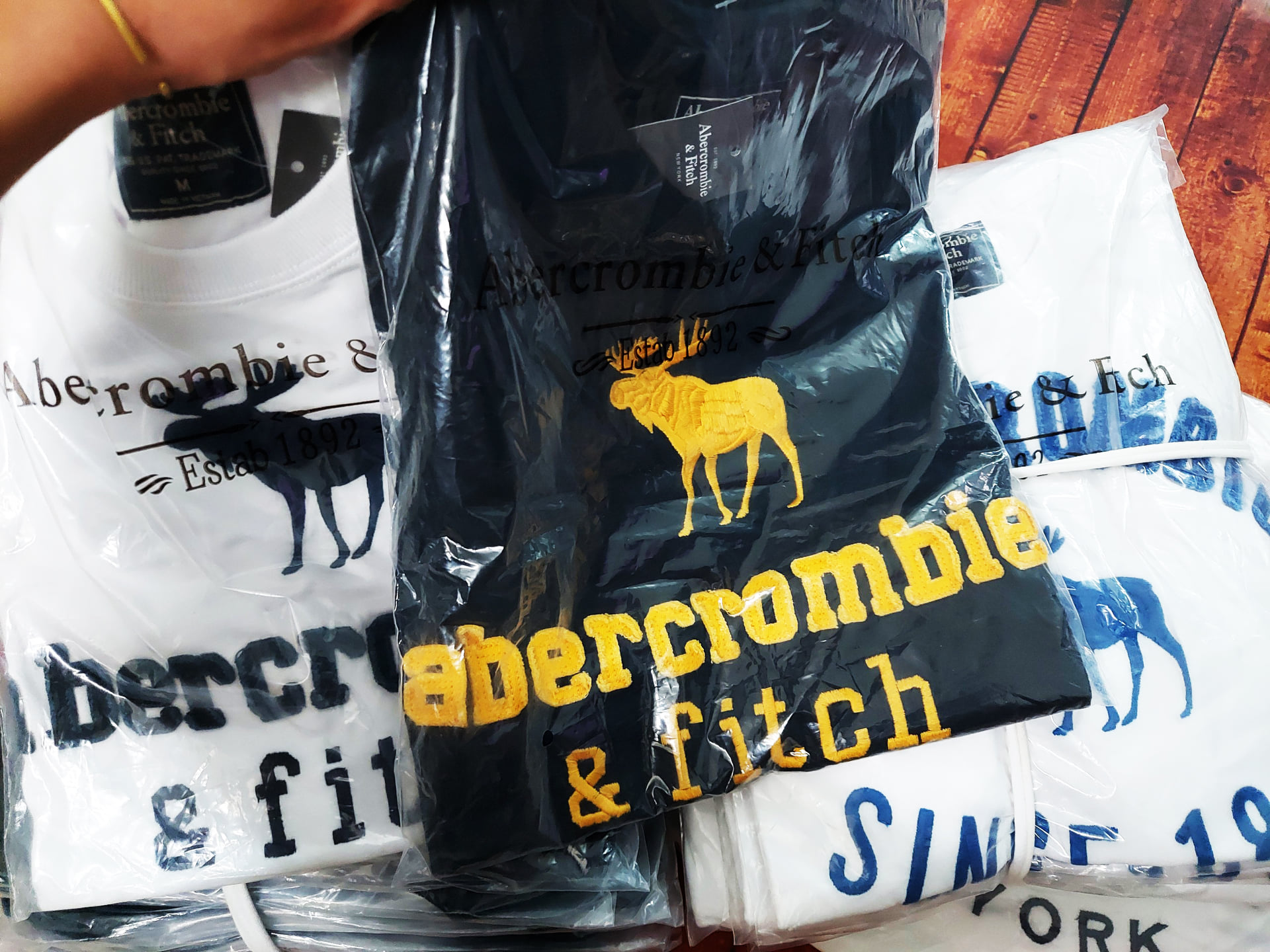 Áo thun Abercrombie White & Black new