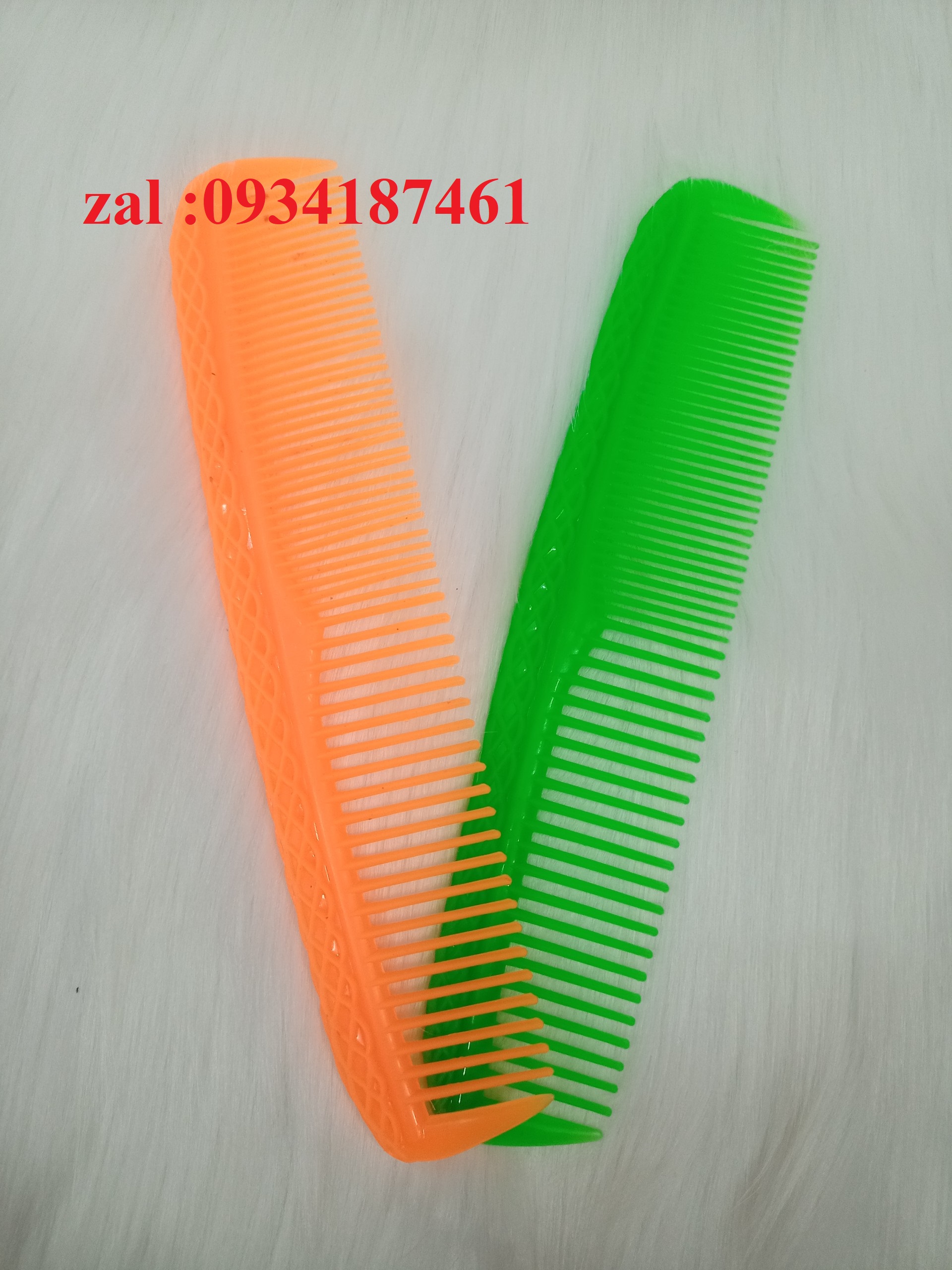 Lược nhựa răng vừa nhỏ dùng để chảy tóc