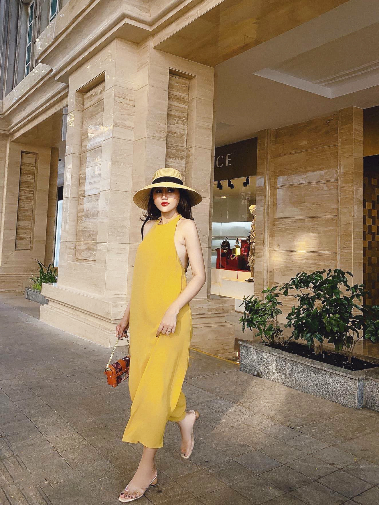 Đầm maxi cổ yếm hở lưng
