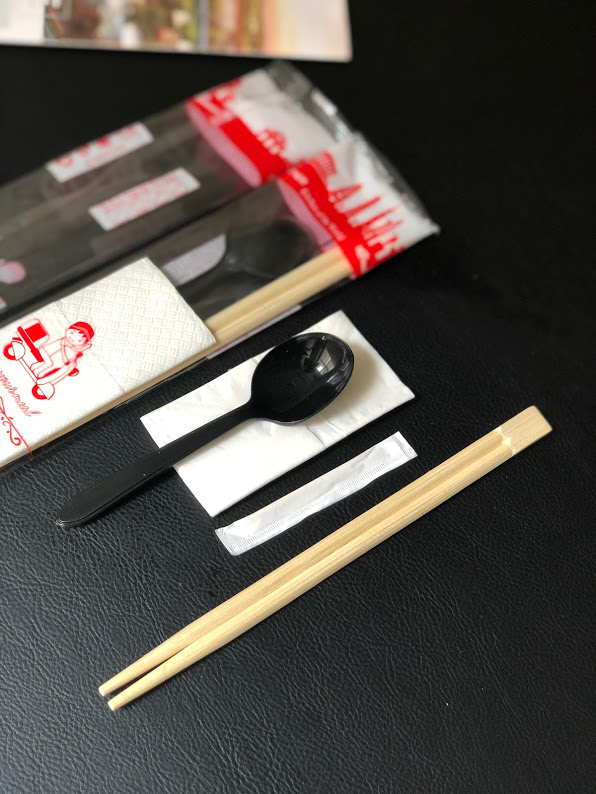 100 Bộ đồ ăn dùng một lần MUỖNG ĐEN ( Đũa + Thìa + Tăm + Giấy ăn )