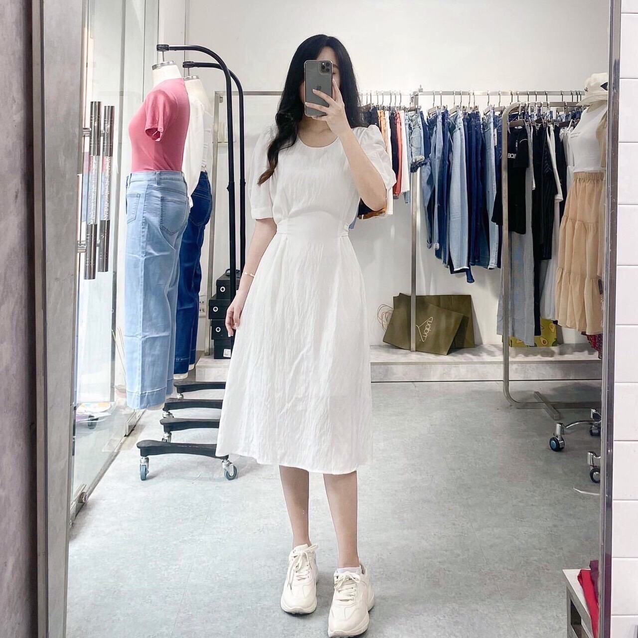Đầm trắng cổ tròn thắt eo