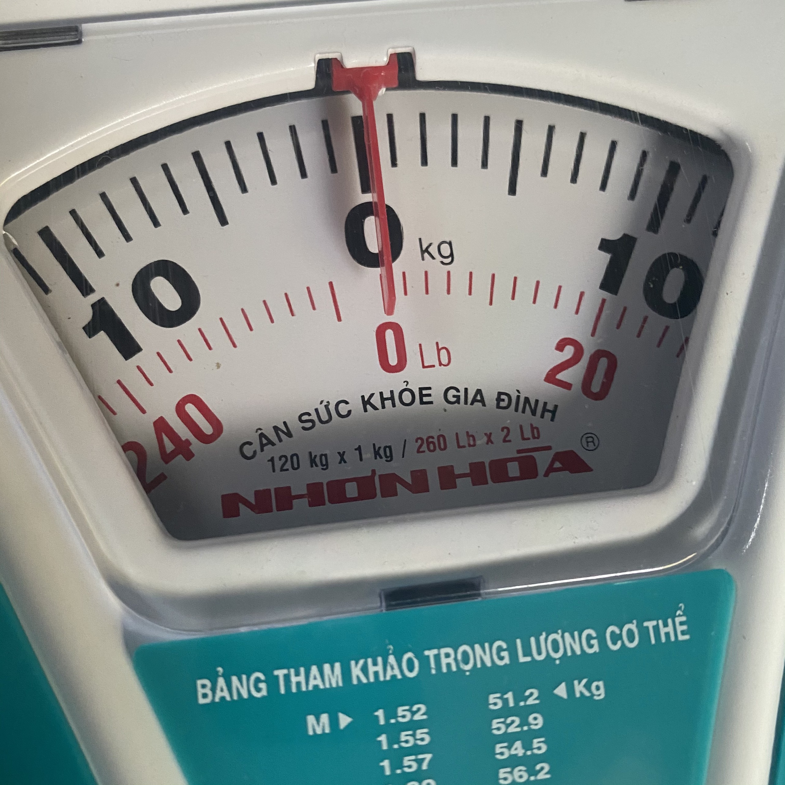 Cân sức khỏe gia đình 120 kg. Mặt kính nhựa nhựa PC trong suốt. Mặt số bằng nhôm. Vỏ hộp cân được sơn tĩnh điện. Giao màu ngẫu nhiên