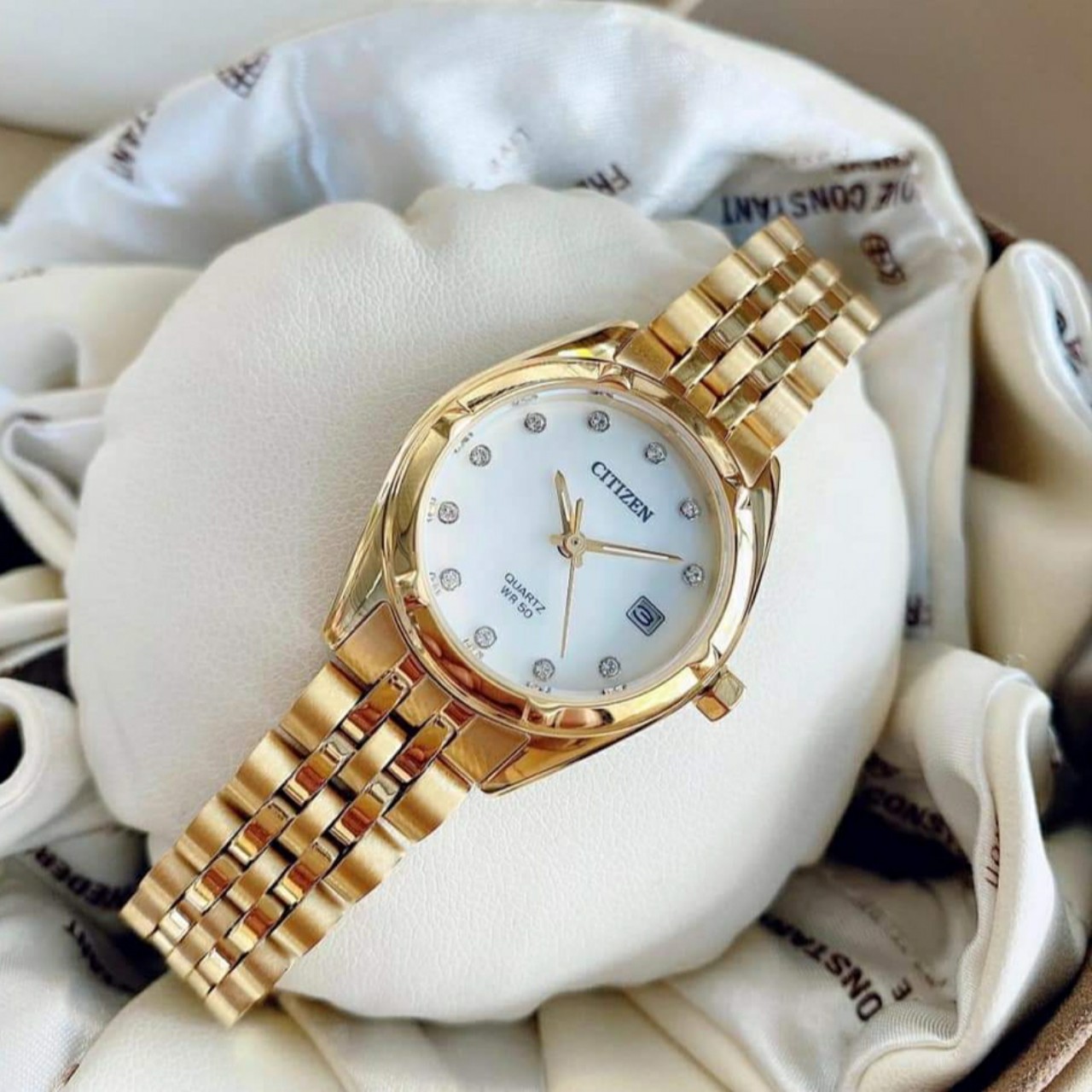 Đồng hồ nữ citizen quartz eu6052-53d mặt trắng,cọc số pha lê,lịch ngày-máy pin-dây kim loại mạ vàng cao cấp-size 26mm