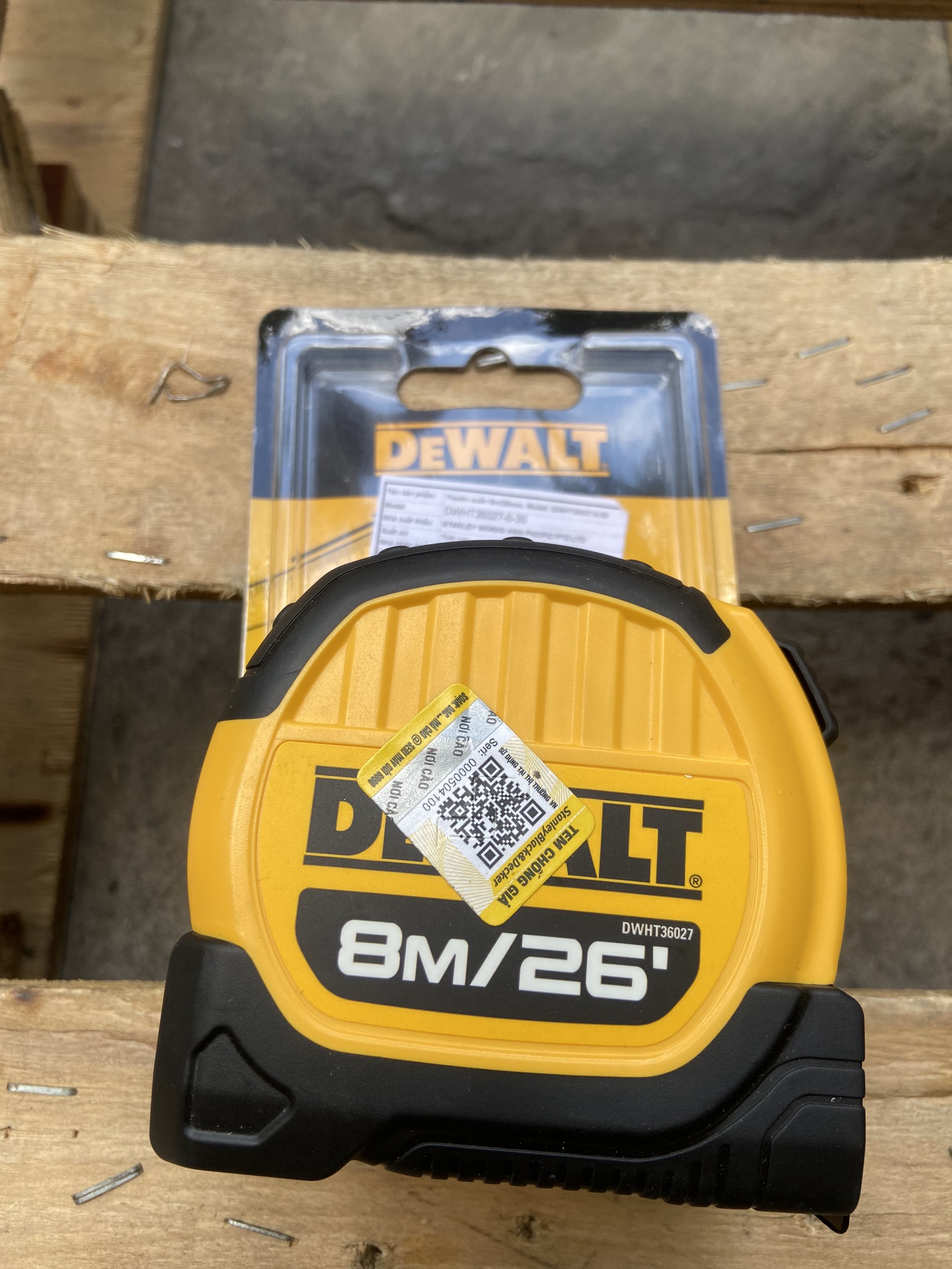 DWHT36027-0-30 Thước cuốn thép Dewalt 8m/26"