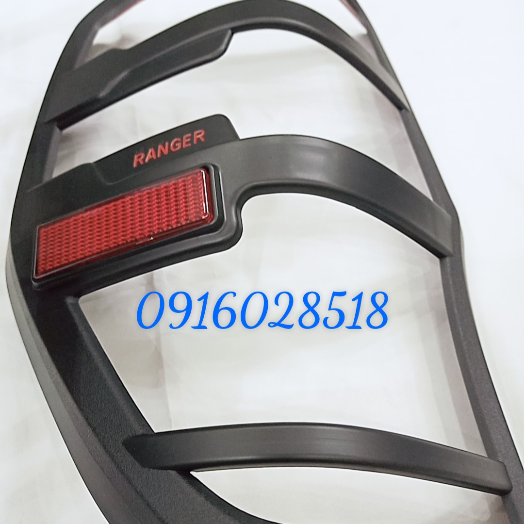 Ốp trang trí đèn hậu Ford Ranger màu đen