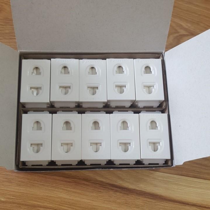 [HCM]Hạt ổ cắm to WIDE Panasonic WEV1081SW -1 hộp 10 cái
