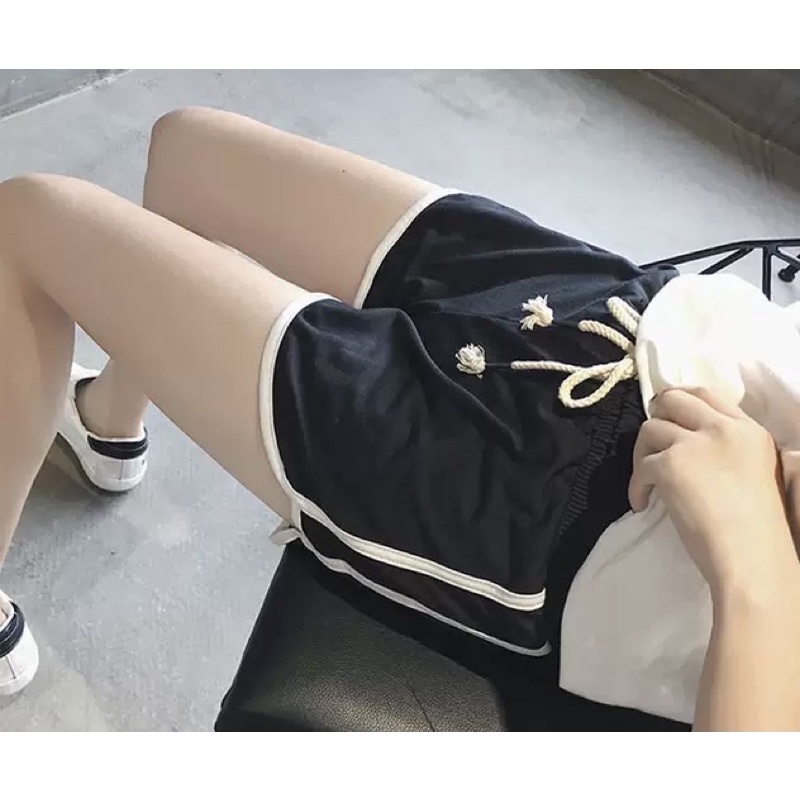 Quần thể thao nữ dạng short viền thời trang