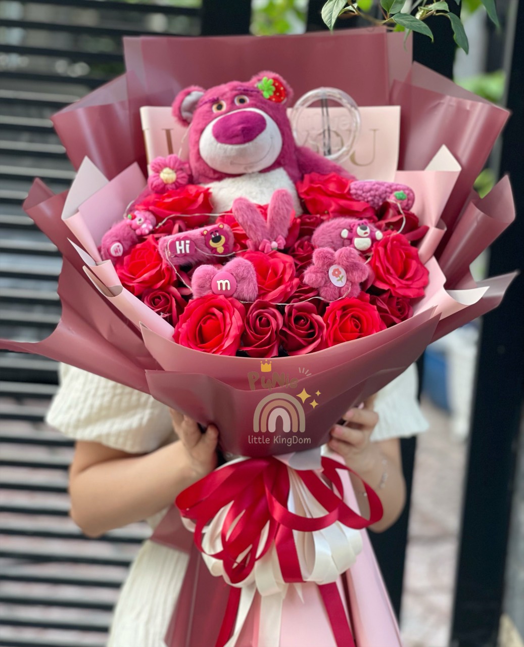 Set Bó Hoa Hồng Kèm Gấu Dâu Và Kẹp Tóc Đèn Siêu Dễ ThươngQùa tặng 83 Valentine 2010 Quà Tặng Ý Nghĩa - MixASale Set Bó Hoa Hồng Kèm Gấu Dâu Và Kẹp Tóc Đèn Siêu Dễ Thươngqùa Tặng 83 Valentine 2010 Quà Tặng Ý Nghĩa - Mixasale