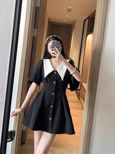 ĐẦM XÒE CÓ CỔ ĐÍNH NÚT NHẸ NHÀNG
