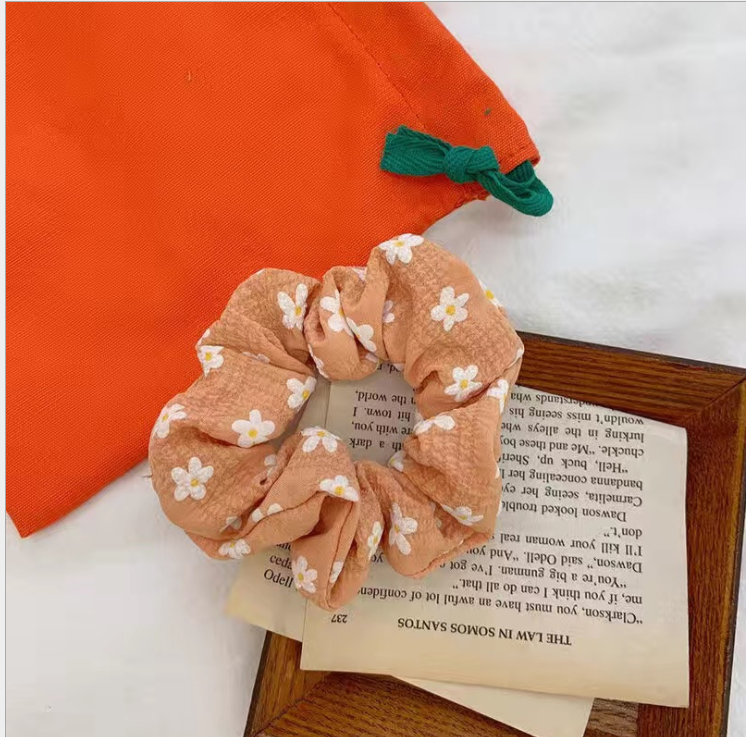 Dây buộc tóc scrunchies hoa cúc bằng vải