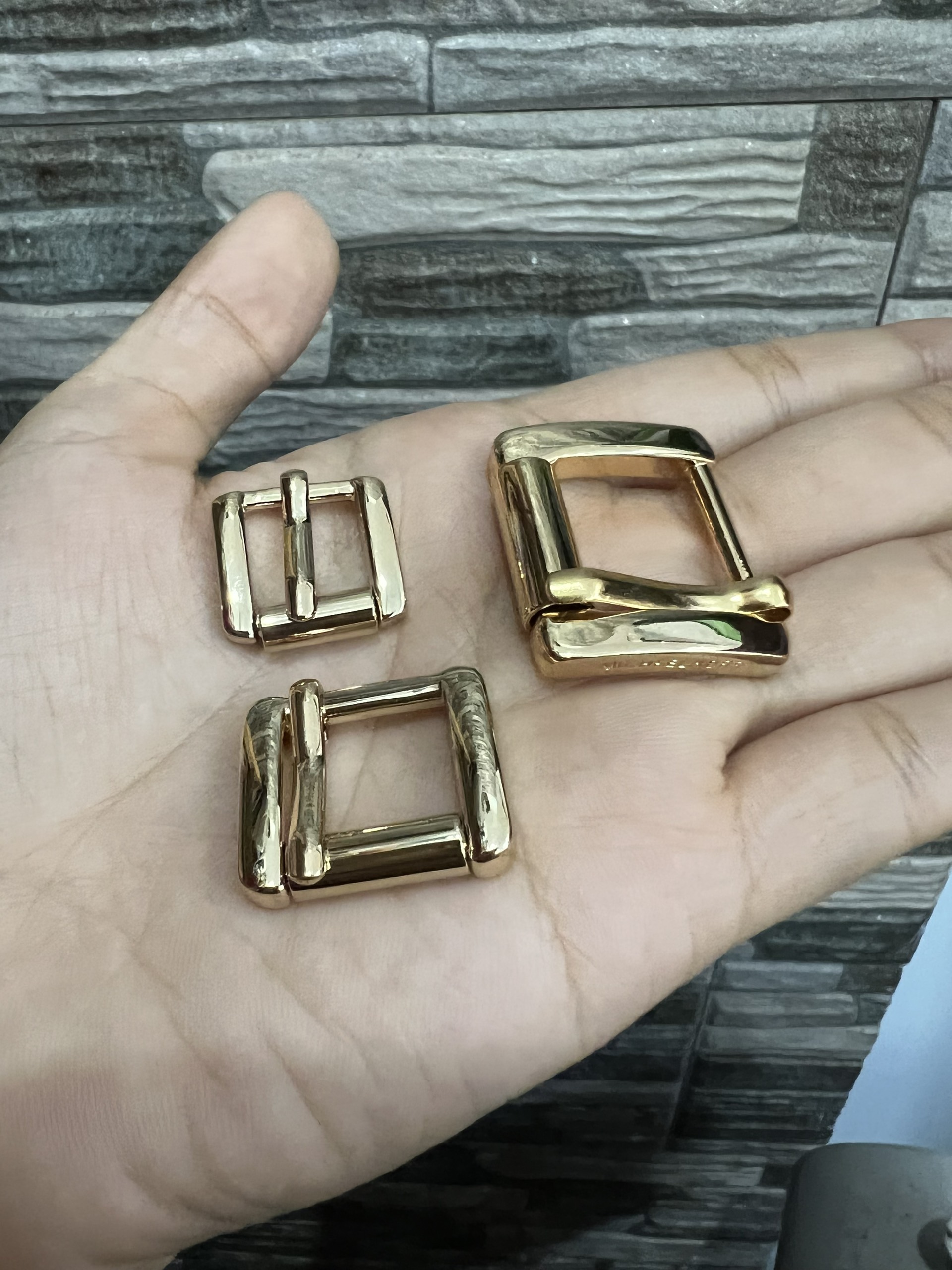 Khóa kim dập chữ