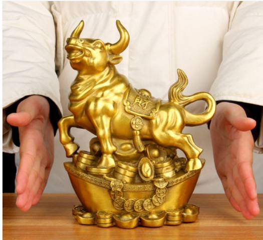 Tượng con trâu sửu trên nén vàng bằng đồng thau linh vật phong thủy Hồng Thắng