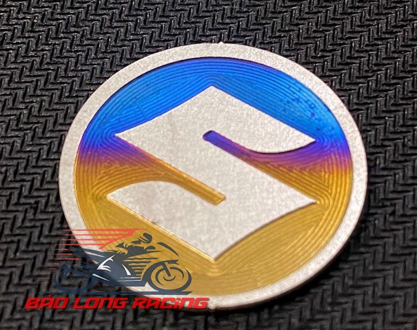 LOGO Tròn chữ S gắn Raider,Satria chất liệu Titan siêu rẻ đẹp