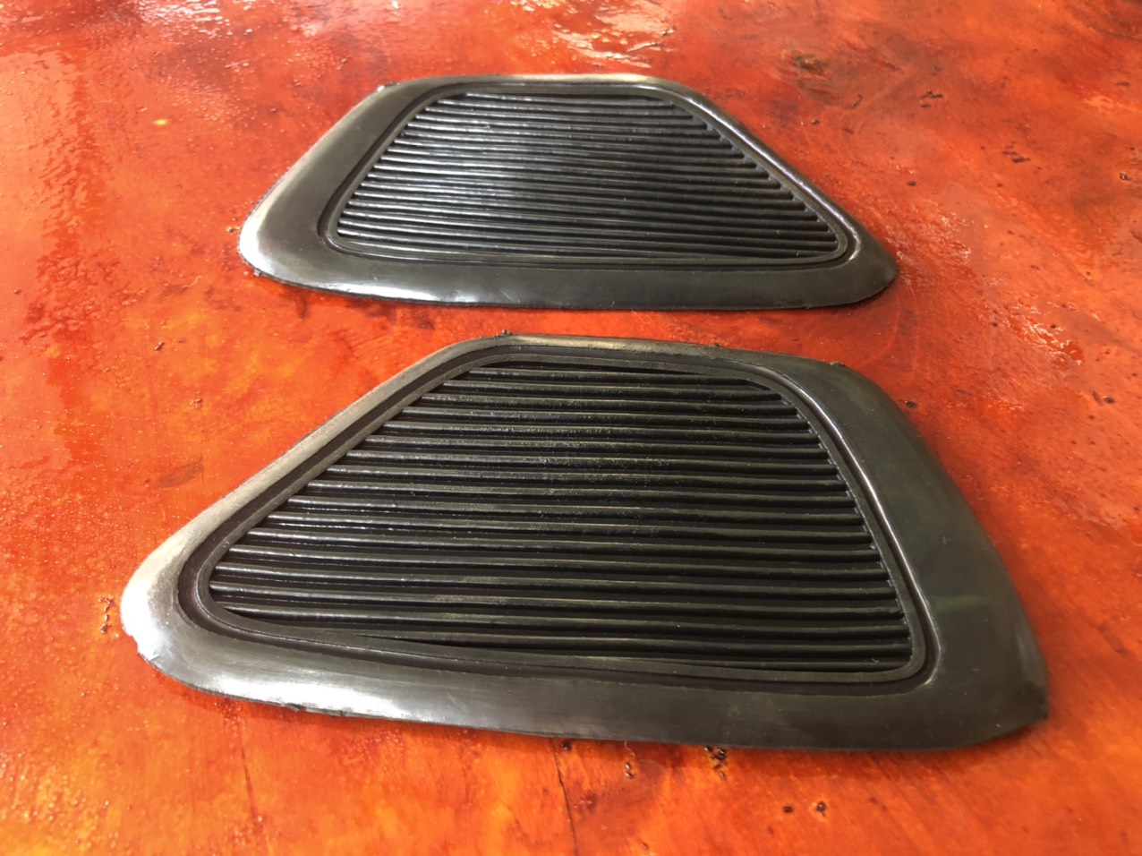 1 Cặp cao su gắn mà xi bình xăng lớn xe honda 67+72