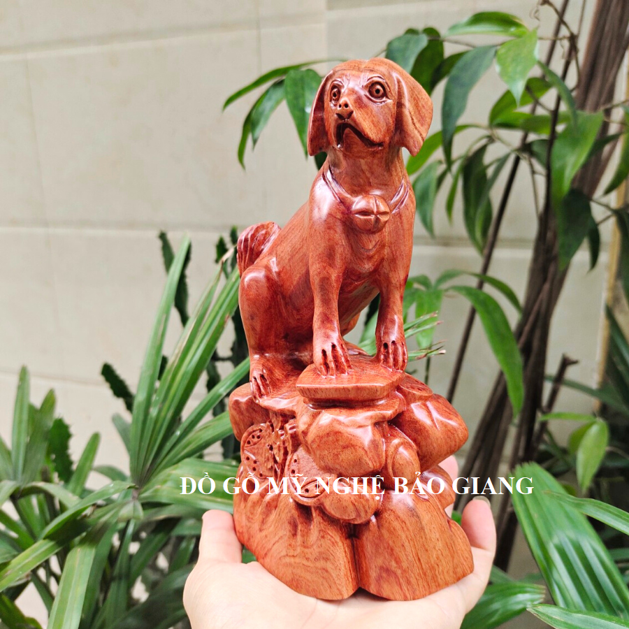 Tượng con chó gỗ hương cao 20 cm