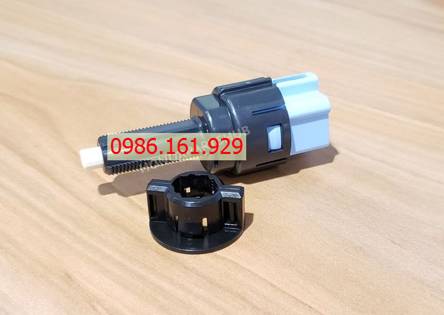 Công tắc chân phanh Civic 2006-2011 2 giắc (công tắc đèn phanh Crv 2010, công tắc phanh chân Civic 2009, báo phanh Crv 2007)