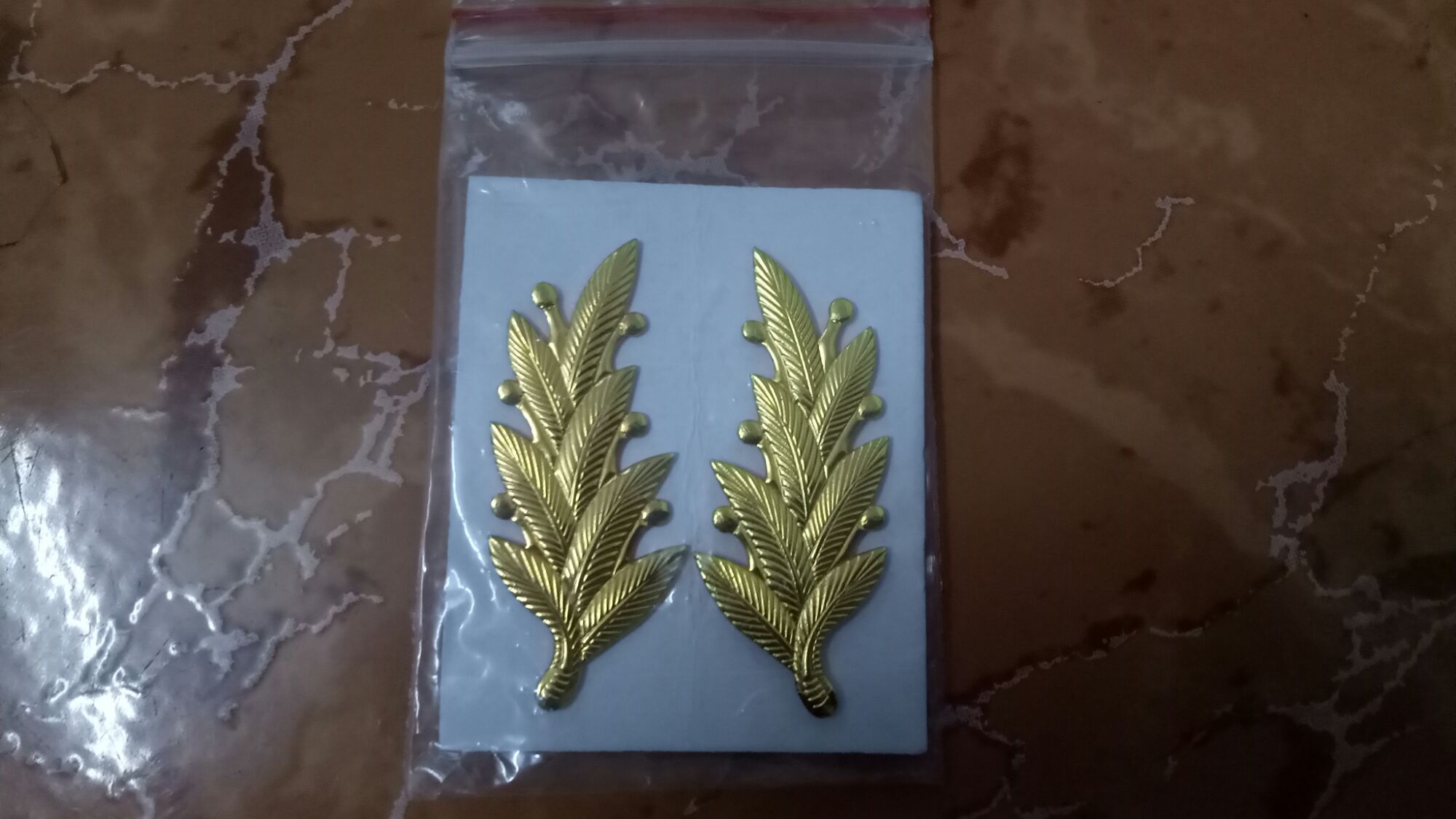 Cành tùng cài áo vest