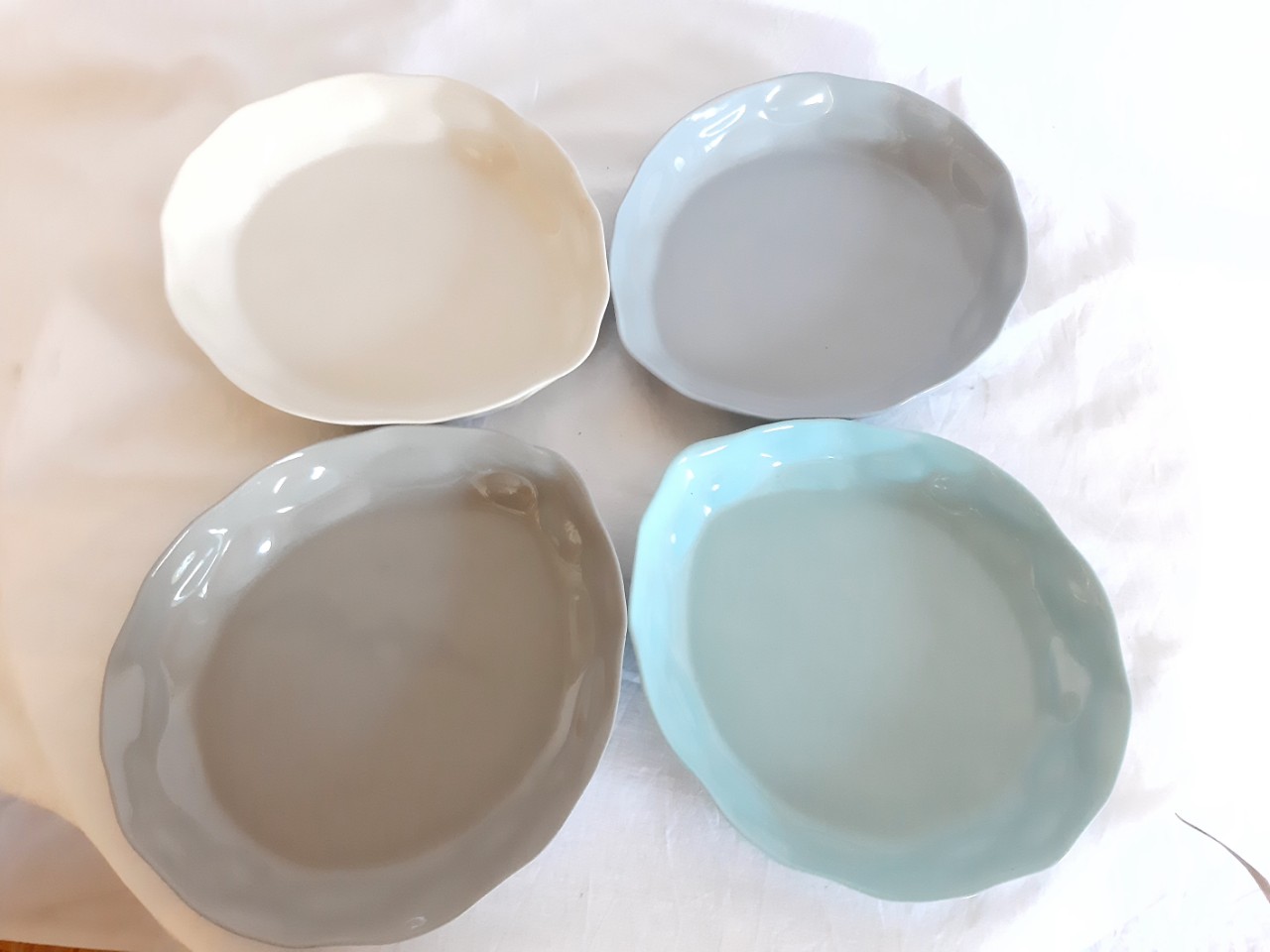 Đĩa Sứ Hình Cánh Hoa Cao Cấp Sang Trọng/ Gốm Sứ Bát Tràng Xuất Khẩu/ 30 * 26 cm, 25 * 22 cm, 20 * 18, 6 * 9 cm/ Quà Tặng Nhà Mới/ Bạn Bè Quốc Tế/ Nhà Hàng Khách Sạn 5 Sao/ Nặn Bằng Tay/ Có Thể Sử Dụng Trong Lò Vi Sóng/ Màu Pastel