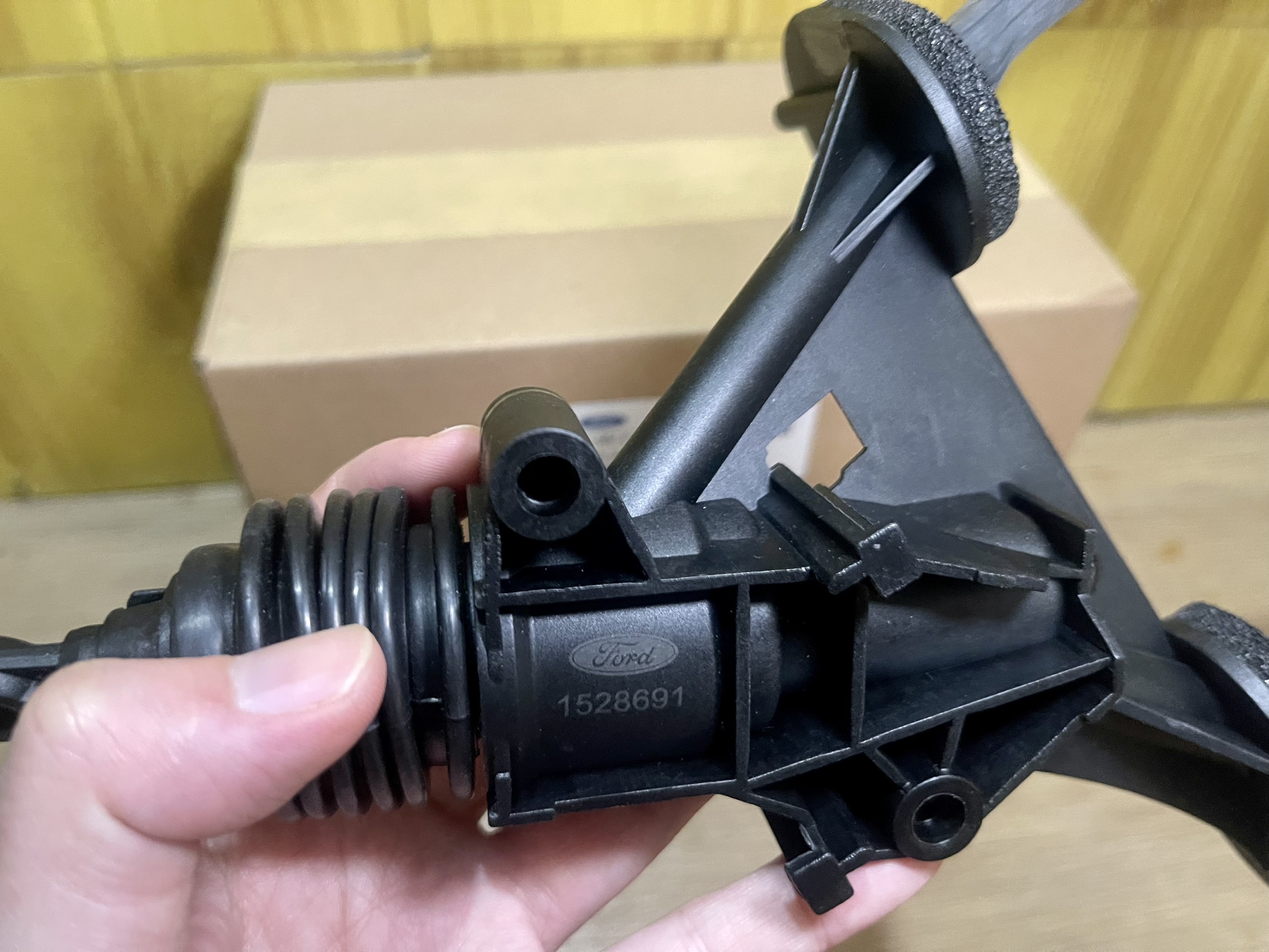 Heo tổng côn trên ford transit 2008- nay