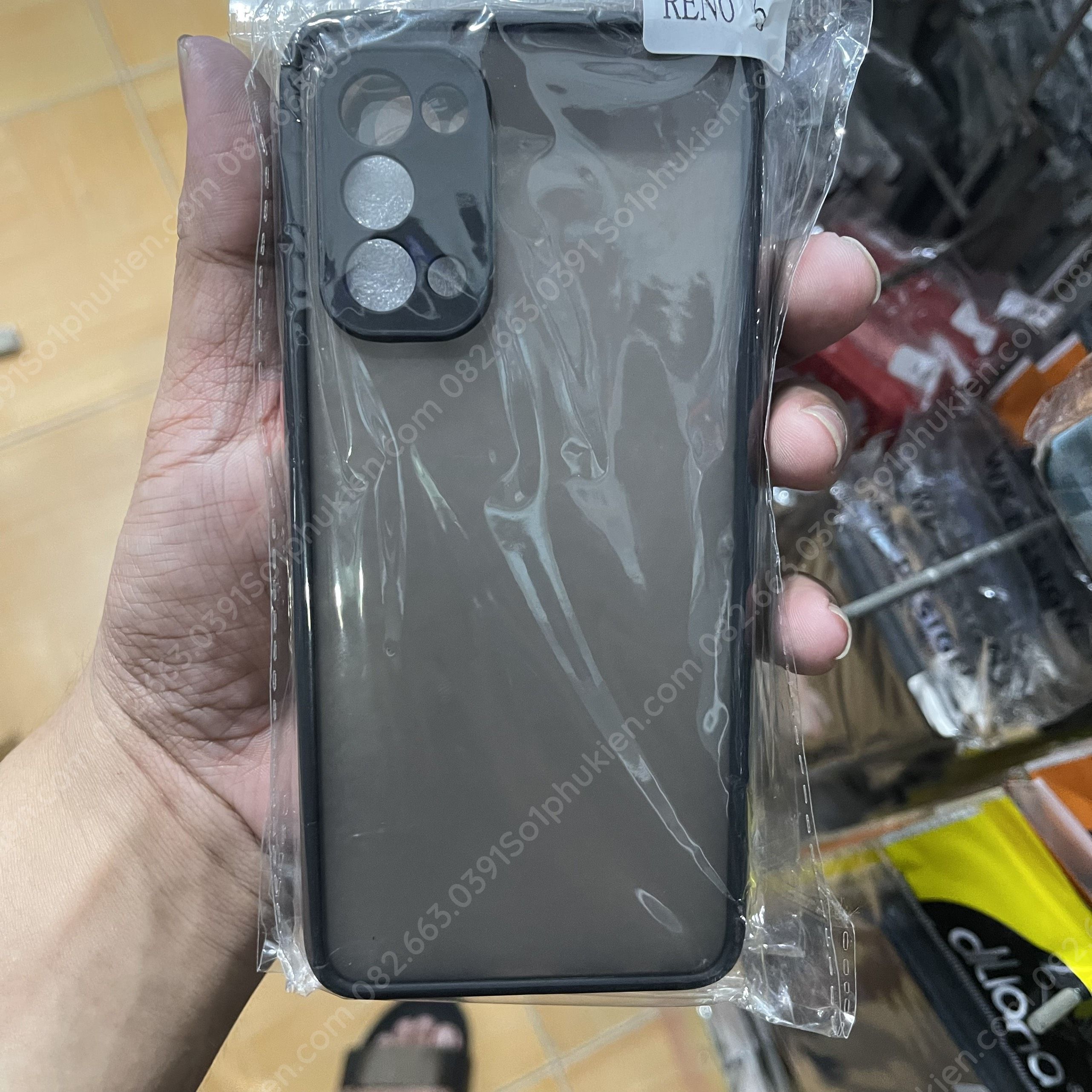 Ốp lưng Oppo Reno 5 viền màu dẻo, lưng cứng nhám chống ố và có lỗ bảo vệ cam